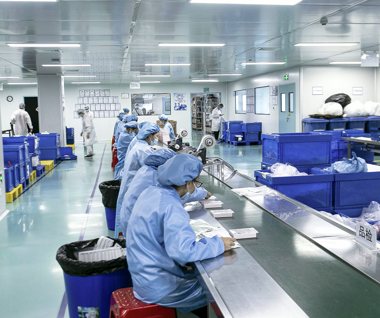 Équipe de production MLM Glitter sur une ligne de conditionnement et de contrôle qualité de cosmétiques OEM à Shenzhen