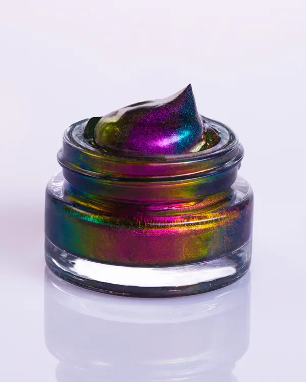 Multichrome eye pigment with purple, blue, green and gold shift